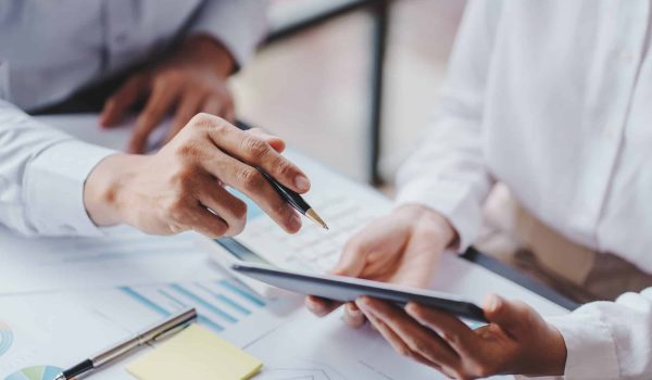 the-financiers-are-calculating-personal-taxes-for-their-customers-.jpg the-financiers-are-calculating-personal-taxes-for-their-customers-.jpg